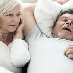 Frau fühlt sich vom Schnarchen des Mannes gestört